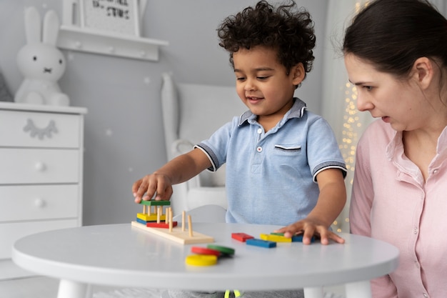 Foto gratuita primo piano sul bambino che si diverte con il gioco didattico