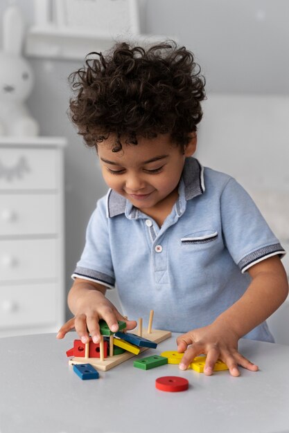 Primo piano sul bambino che si diverte con il gioco didattico