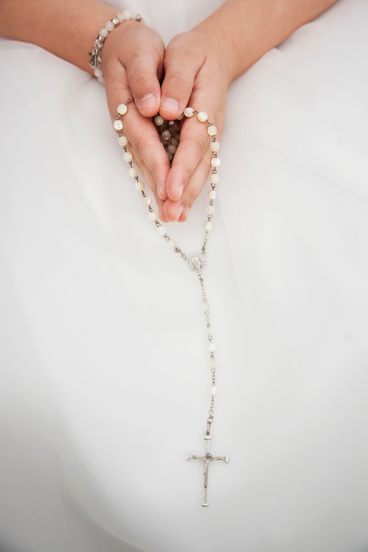 Free Photo close up on child hands  during holy communion