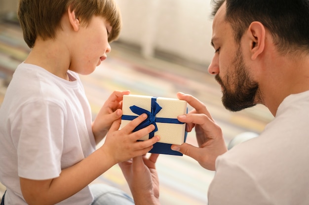 Free photo close-up child opening present