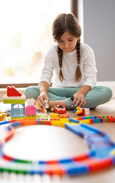 彼女の部屋で遊んでいる子供にクローズアップ