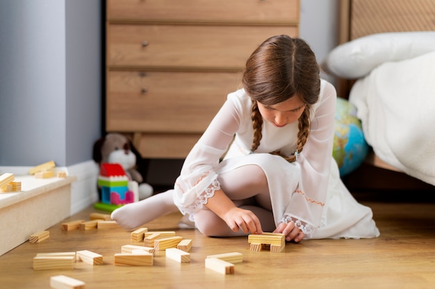 彼女の部屋で遊んでいる子供にクローズアップ