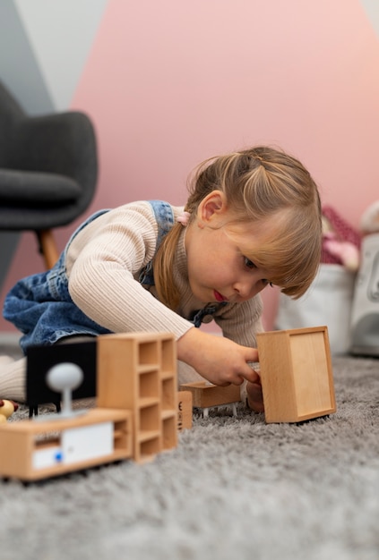 Foto gratuita primo piano sulla bambina che gioca nella sua stanza