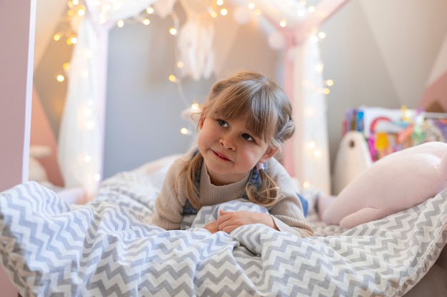 彼女の部屋で遊んでいる子供にクローズアップ