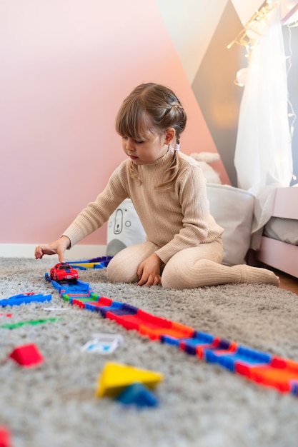 Primo piano sulla bambina che gioca nella sua stanza