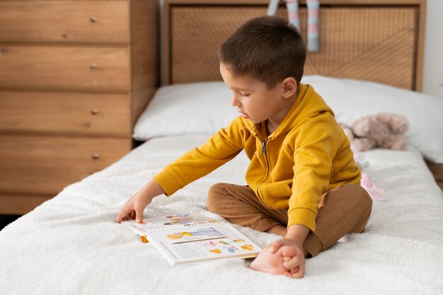 彼の部屋で遊んでいる子供にクローズアップ