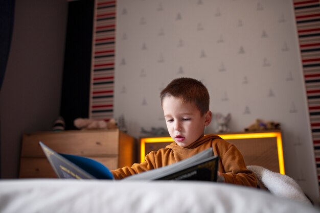 彼の部屋で遊んでいる子供にクローズアップ