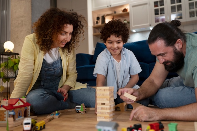 Foto gratuita primo piano sul bambino che gioca con i genitori