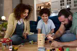 Foto gratuita primo piano sul bambino che gioca con i genitori