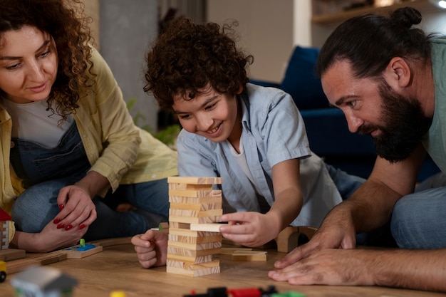 Foto gratuita primo piano sul bambino che gioca con i genitori