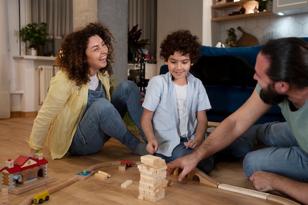 Foto gratuita primo piano sul bambino che gioca con i genitori