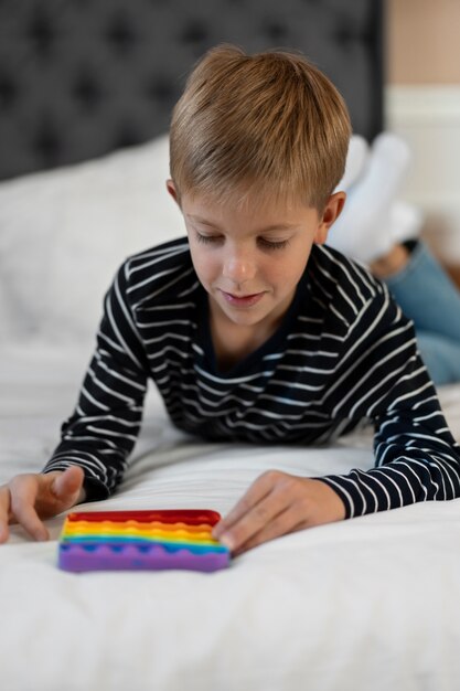 Primo piano sul bambino che gioca con il giocattolo pop it