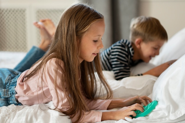 Primo piano sul bambino che gioca con il giocattolo pop it