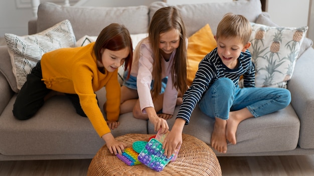 Foto gratuita primo piano sul bambino che gioca con il giocattolo pop it