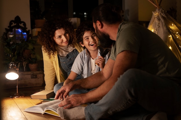 Foto gratuita primo piano sul bambino che legge con i suoi genitori