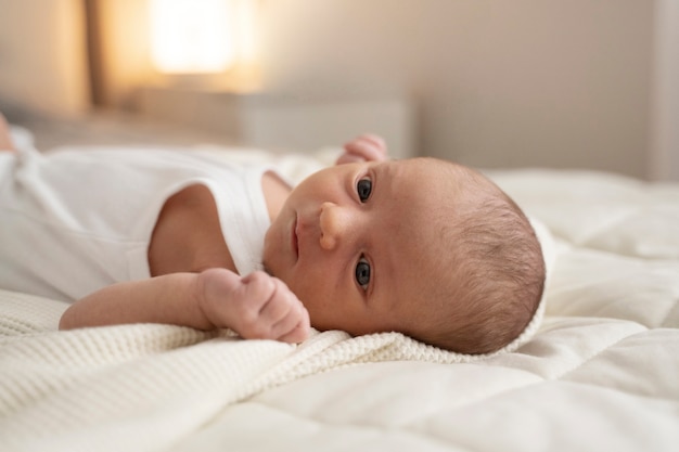 Foto gratuita primo piano sul bambino che riposa dopo l'allattamento