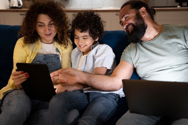 Foto gratuita primo piano sul bambino che trascorre del tempo con i genitori