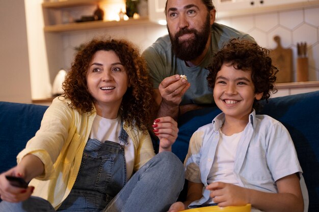 親と一緒に映画を見ている子供にクローズアップ