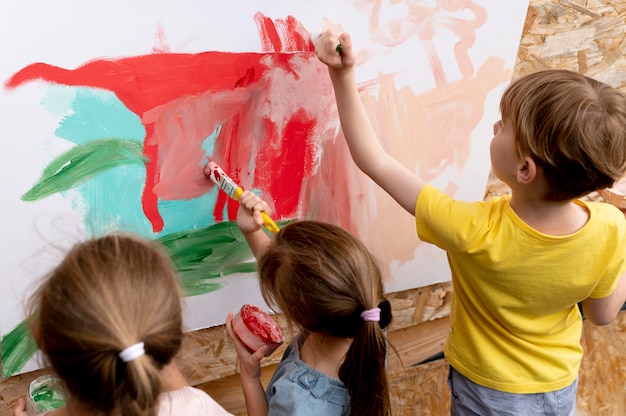 Крупным планом дети рисуют вместе