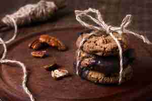 Free photo close-up chocolate cookies ready to be served