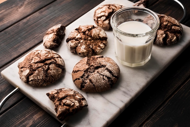 Free photo close-up chocolate cookies with milk on the table