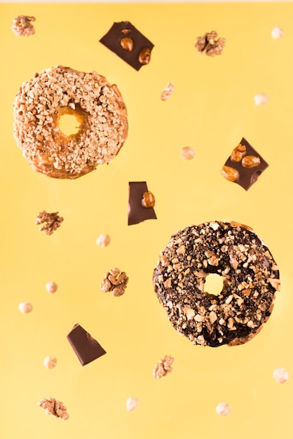 Free photo close-up chocolate cookies with nuts