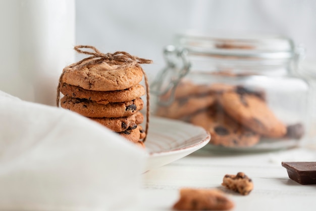 Foto gratuita close-up biscotti al cioccolato