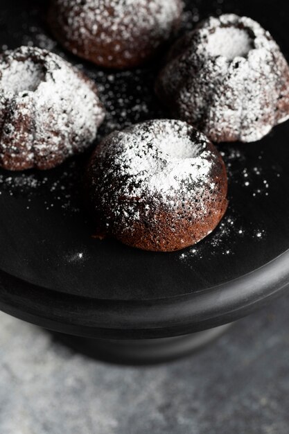 Foto gratuita dessert del cioccolato del primo piano con zucchero in polvere