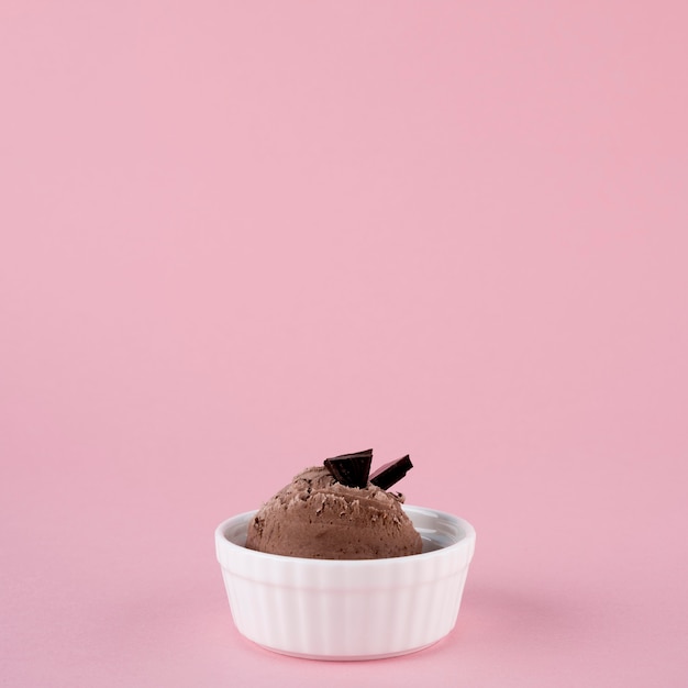 Макро шоколадное мороженое на столе