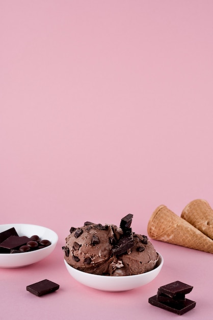 Free photo close-up chocolate ice cream on the table