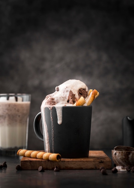 Шоколадный молочный коктейль крупным планом