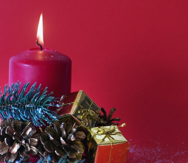 Foto gratuita primo piano di candela di natale