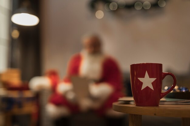 テーブルの上のクローズアップクリスマスマグカップ