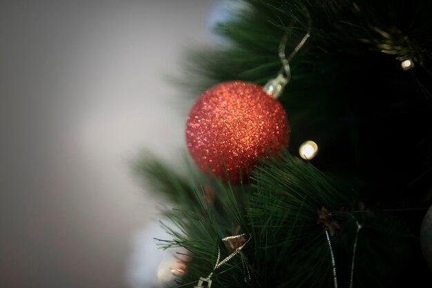 クローズアップのクリスマスツリーの装飾