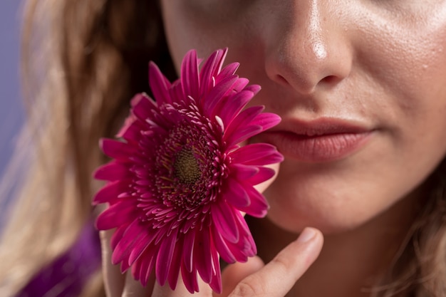 Foto gratuita primo piano del fiore del crisantemo tenuto dalla donna