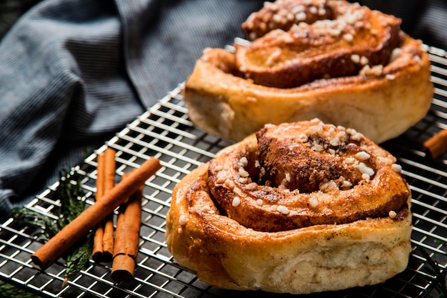 Rotoli di cannella del primo piano su un piatto