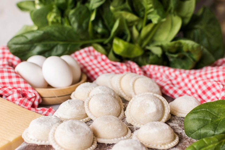 Free Photo close-up of circular raw ravioli with spinach and eggs
