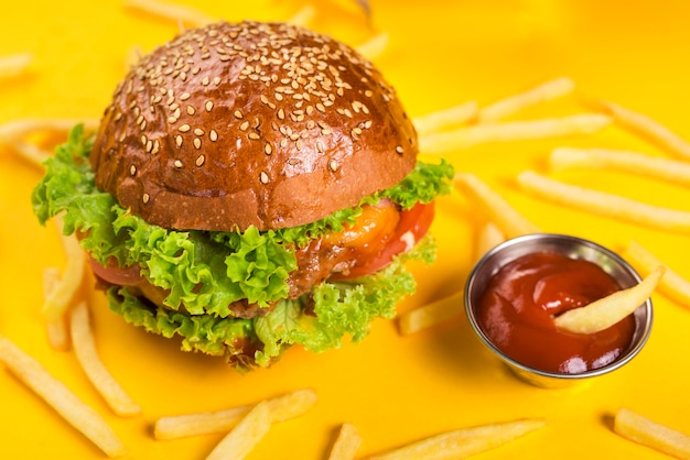 Классический гамбургер крупным планом с картофелем фри и соусом