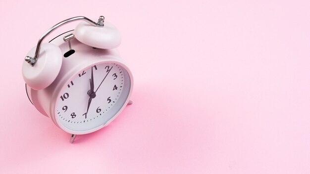 ピンクの背景とクローズアップ時計