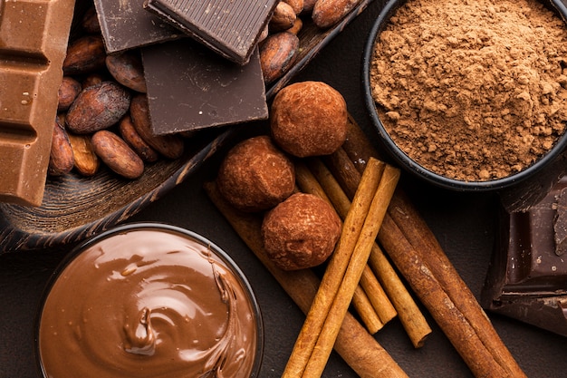 Free photo close up cocoa powder with truffles