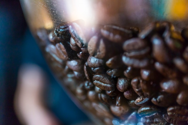 Foto gratuita chicchi di caffè del primo piano in vaso