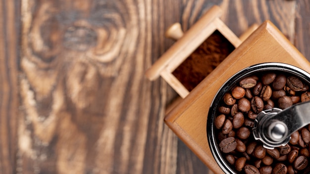 Primo piano del concetto del caffè sulla tavola di legno