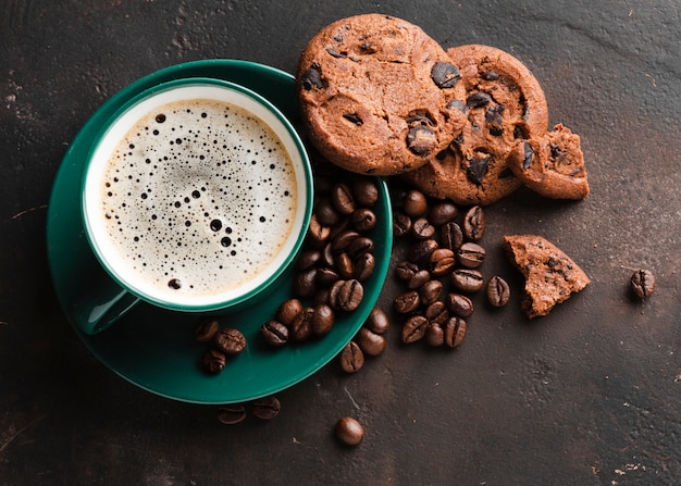 Чашка кофе крупным планом с вкусным печеньем