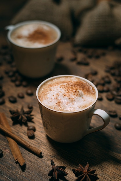 Foto gratuita tazze di caffè close-up con fagioli arrostiti