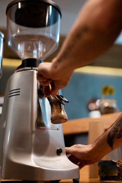 Foto gratuita macchinetta del caffè del primo piano nel negozio di caffè