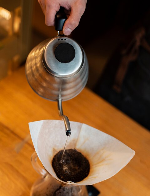 Бесплатное фото Процесс кофе крупным планом в кафе