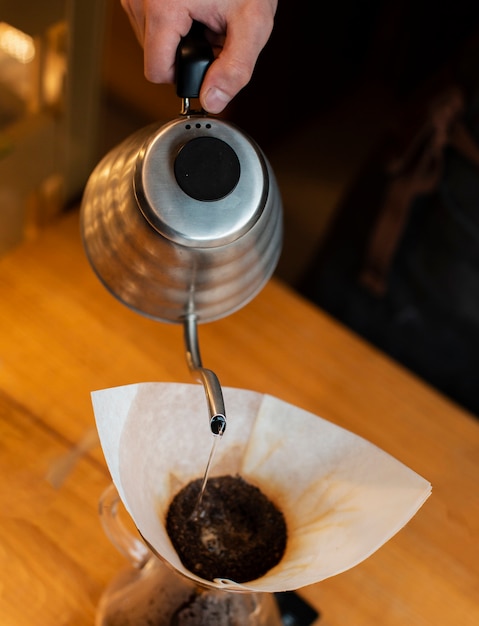 Процесс кофе крупным планом в кафе