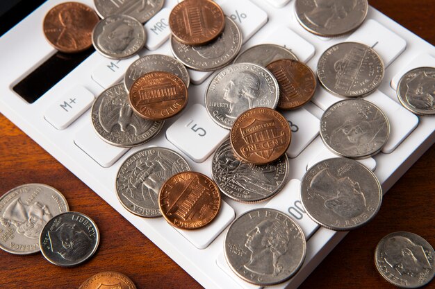 Близкий взгляд на монеты на столе