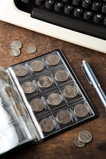 테이블 위 에 있는 동전 들 을 가까이 보고