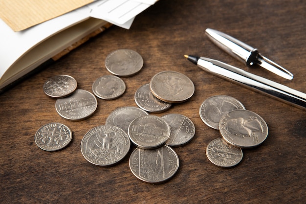 Близкий взгляд на монеты на столе